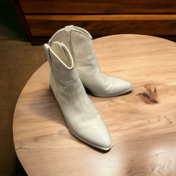 MIA brand white cowboy boots. Size 7,5. - Picture 2 of 4